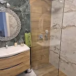 Mirela's Golden Luxury Split