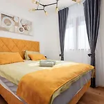 Daire Mirela's Golden Luxury Split