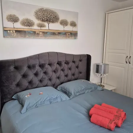 Mirela's Golden Luxury 公寓 *