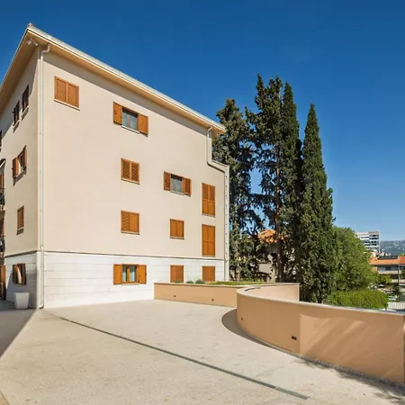 Mirela's Golden Luxury